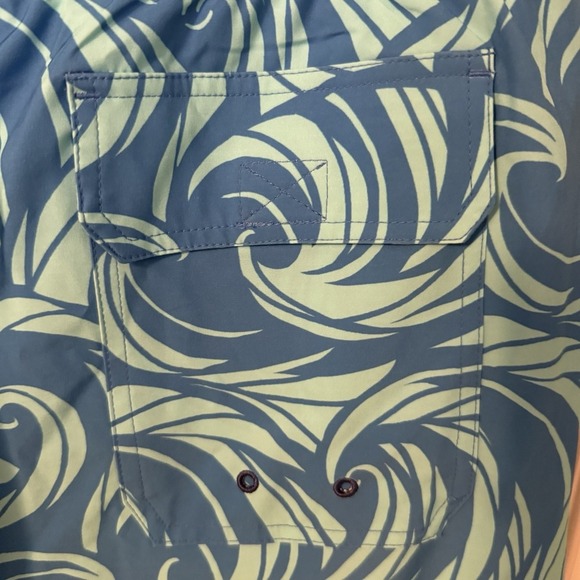 Vineyard Vines Men's Performance Swim Trunks Large Aqua Blue/White Mesh Liner - Picture 3 of 15